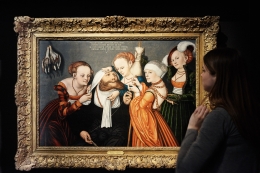 Eine Besucherin betrachtet das Gemälde 'Herkules bei Omphale'